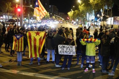 Unos CDR cortando la avenida Meridiana de Barcelona.-FERRAN NADEU