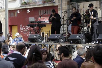 Un momento de la actuación de Menaya Folk, ayer en la plaza de San Clemente.-DIEGO MAYOR