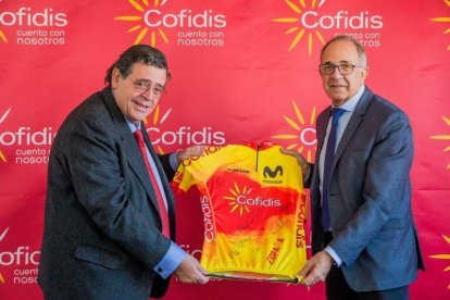 Joan Sitges (izquierda) y José Luis López Cerrón, en el acto de firma de la renovación de patrocinio.-TWITTER / COFIDIS