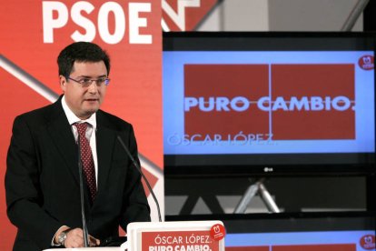 El secretario general del PSOE de Castilla y León, Óscar López, inaugura en León el Foro de Industria y Empleo. / ICAL-