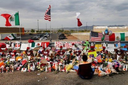 El memorial a los muertos en el tiroteo de El Paso, Texas.-EFE / EPA