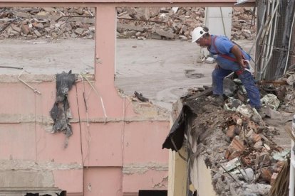 Un trabajador con arnés de protección pero sin anclar, en una obra de Barcelona.-ALBERT BERTRAN