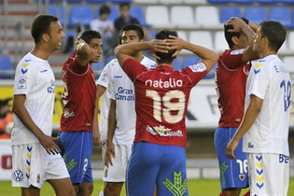 Los jugadores del Numancia se lamentan por una ocasión errada. / Diego Mayor-