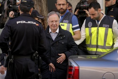 Miguel Bernard, presidente del sindicato Manos Limpias, sale de la sede acompañado de la policía. /-JOSÉ LUIS ROCA