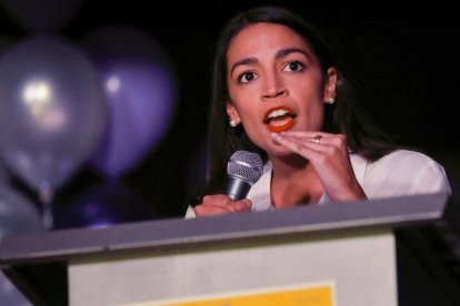 Alexandria Ocasio-Cortez habla a sus seguidores.-AP / STEPHEN GROVES