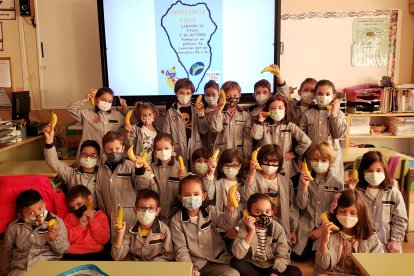 Jóvenes alumnos de Escolapios simbolizan las videollamadas a la Palma con sus plátanos para animar a sus compañeros palmeros. HDS