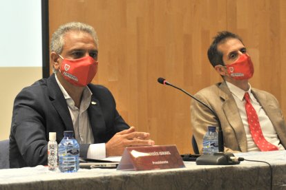 El presidente numantino, Moisés Israel, junto al vicepresidente, Francisco Velázquez de Cuéllar, ayer, durante la Junta General de Accionistas. VALENTÍN GUISANDE