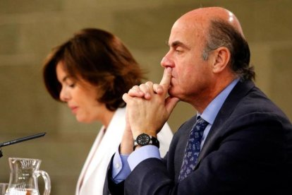 La vicepresidenta del Gobierno en funciones, Soraya Sáenz de Santamaría, y el ministro de Economía en funciones, Luis de Guindos, en la rueda de prensa posterior al Consejo de Ministros.-JUAN MANUEL PRATS