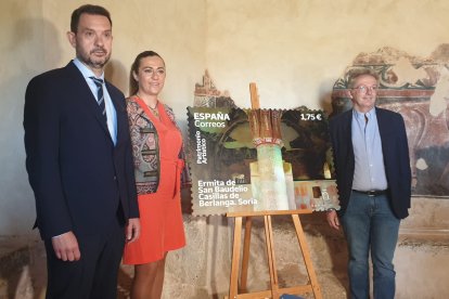 Medina, Barcones y González presentan el sello con la imagen de San Baudelio. HDS