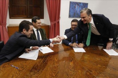 Los secretarios generales del PP, Teodoro García Egea, y de Vox, Francisco Javier Ortega Smith, estrechan las manos delante de los líderes andaluces del PP, Juanma Moreno y de Vox, Francisco Serrano, durante una reunión.-EFE / JOSE MANUEL VIDAL