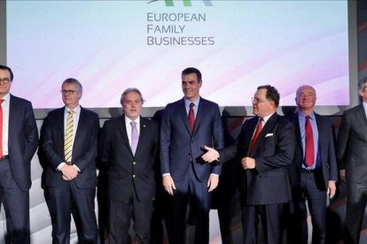 El presidente del Gobierno en funciones, Pedro Sanchez, en la clausura del VI Congreso de las Empresas Familiares Europeas, posa acompañado de Alfonso Libano (3i)  vicepresidente de ’European Family Bussiness’  entre otros.-EFE