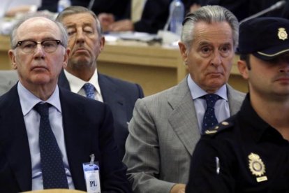 Blesa y Rato, en un banquillo-EFE/ CHEMA MOYA