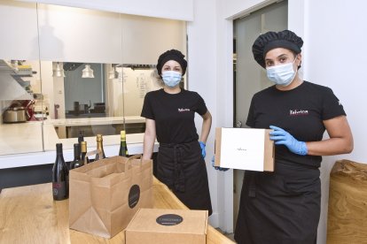 La comida está preparada para que el propio cliente remate el plato en su casa justo antes de servirlo, un acercamiento a los misterios de la alta cocina que ha funcionado. / ISRAEL L. MURILLO
