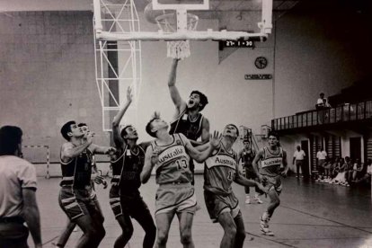 La selección española y australiana júnior, en la antigua Juventud.-ARCHIVO HDS