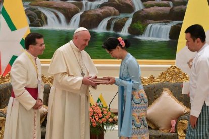 El papa Francisco con la dirigente birmana y Premio Nobel de la Paz, Aung San Suu Kyi.-AFP