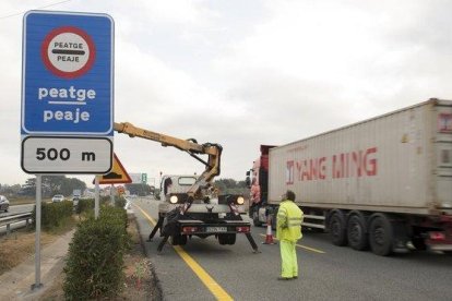 Trabajos de señalización del nuevo peaje de Cambrils de la AP-7.-