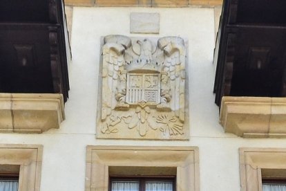 Escudo franquista en el Ayuntamiento de Vinuesa. HDS