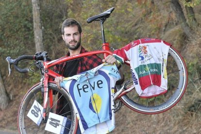 Adrián Muñoz, con la bicicleta y los maillots con los que corrió las dos últimas ediciones de la Vuelta a Soria.-VALENTÍN GUISANDE