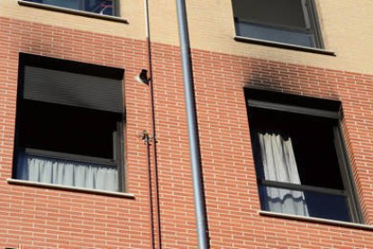 Aspecto exterior de las ventanas de la vivienda donde se originó el fuego. / ÁLVARO MARTÍNEZ-