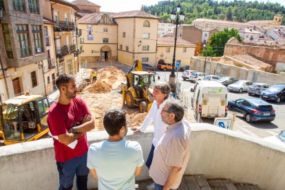 Visita de Carlos Martínez a las obras de la Plaza del Carmen. MARIO TEJEDOR