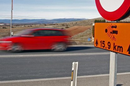 Una señal advierte de la posibilidad de controles de velocidad en un tramo concreto.-MARIO TEJEDOR