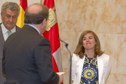 Herrera, tras jurar el cargo, alude en su discurso al Gobierno. Enfrente, Saenz de Santamaría con sosnrisa forzada. A la izquierda, Posada.-Pablo Requejo