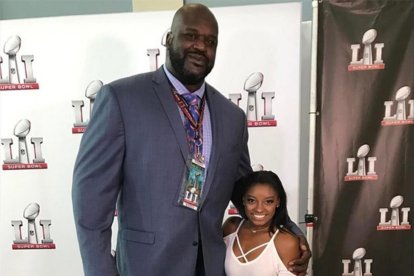 Shaquille O'Neal y Simone Biles, en la Super Bowl.-