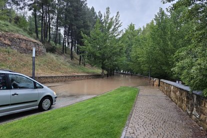 La inundación dejó varios coches atrapados en el Soto Playa. GONZALO MONTESEGURO