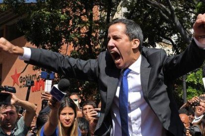 El opositor Juan Guaidó a la entrada de Asamblea Nacional.-AFP