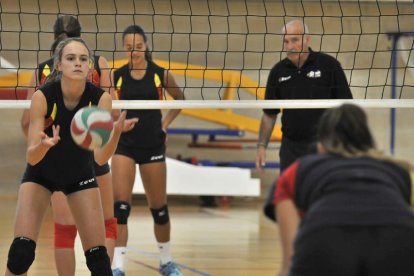 Las chicas del Caep Soria en un entrenamiento en el pabellón de Los Pajaritos.-Valentín Guisande