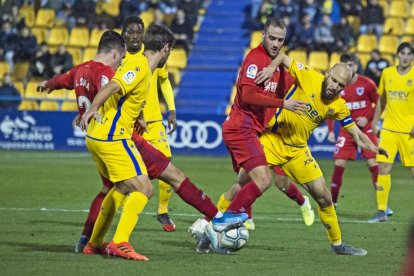 Higinio pugna con el defensa del Alcorcón Laure en el partido del miércoles en Santo Domingo.-Área 11