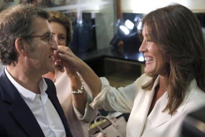 Eva Cárdenas felicita a su marido, Alberto Núñez Feijóo, el pasado 25 de septiembre, tras ganar las elecciones a la Xunta de Galicia.-EFE