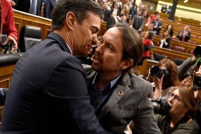 Pedro Sánchez es felicitado por Pablo Iglesias después de ser investido presidente del Gobierno-PIERRE-PHILIPPE MARCOU AFP