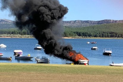 La embarcación ardiendo.-Ángel Gálvez