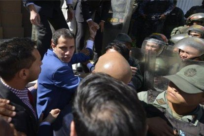 Juan Guaidó es impedido a entrar al Parlamente por la policía de Venezuela.-AP