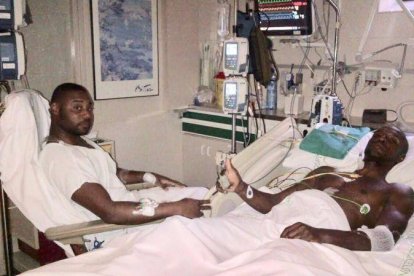 Eric Abidal recuperandose en el hospital tras la operación.-TWITTER ERIC ABIDAL