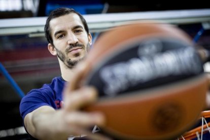 Pau Ribas posa con un balón en el Palau Blaugrana-FERRAN NADEU