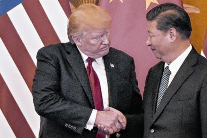 Donald Trump y Xi Jinping se saludan, tras una rueda de prensa conjunta celebrada en Pekín.-AFP / FRED DUFOUR