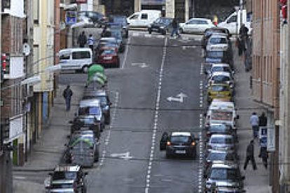 Imagen de la calle Rota de Calatañazor, lugar donde se produjo la ‘barrilada’ del sábado. / VALENTÍN GUISANDE-