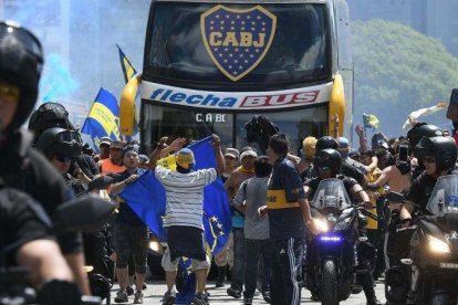 El autobús de Boca, a su salida del hotel hacia el estadio de River.-EL PERIÓDICO