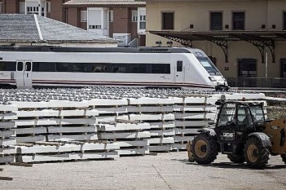 Material apilado en la estación de tren.-HDS