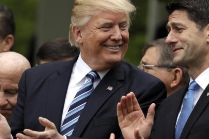 Trump y el presidente de la Cámara de Representantes, Paul Ryan, tras la aprobación de la reforma sanitaria, este jueves.-AP / EVAN VUCCI