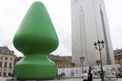 La polémica estatua navideña del escultor Paul MacCarthy.-Foto: REUTERS / CHARLES PLAITAU