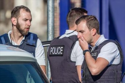 Policías en Charleroi el día del ataque.-