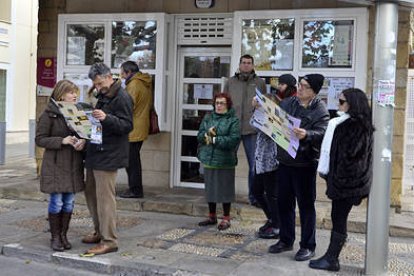 Turistas ante la oficina de Mariano Granados. /A. M.-