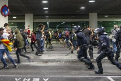 Actuación de la policía en el aeropuerto de El Prat.-