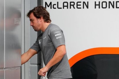 Fernando Alonso entra en las oficinas de McLaren, en Sepang (Malasia)-EFE / DIEGO AZUBEL