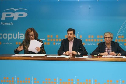 La secretaria provincial del PP de Palencia, Ángeles Armisén, el presidente provincial Carlos Fernández Carriedo y el gerente provincial, Fernando García Polanco-Ical