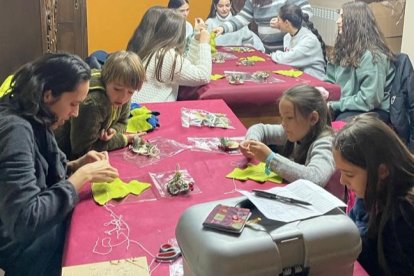 Talleres de dulces, de decoración navideña y de detalles, y de elaboración de centros de acebo son algunas de las actividades que tienen lugar en Oncala durante la Feria del Acebo.