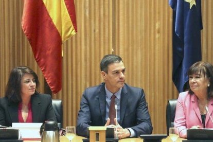 Pedro Sánchez, junto a Adriana Lastra y Cristina Narbona, este martes en el Congreso.-DAVID CASTRO